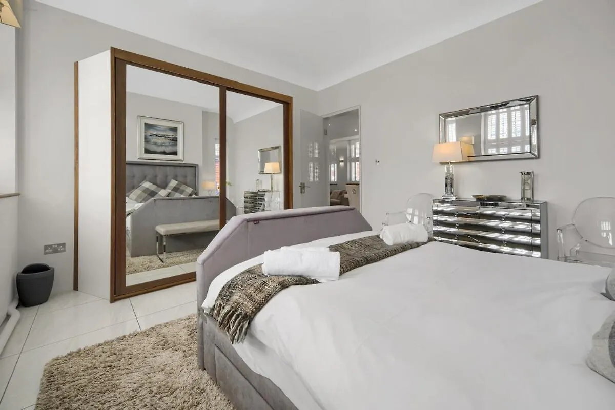 Luxury & Modern - Central - Beach Access - Wind St Swansea Apartment