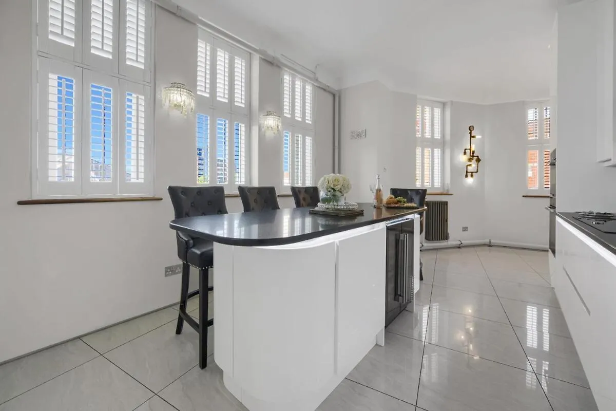 Apartment Luxury & Modern - Central - Beach Access - Wind St Swansea United Kingdom