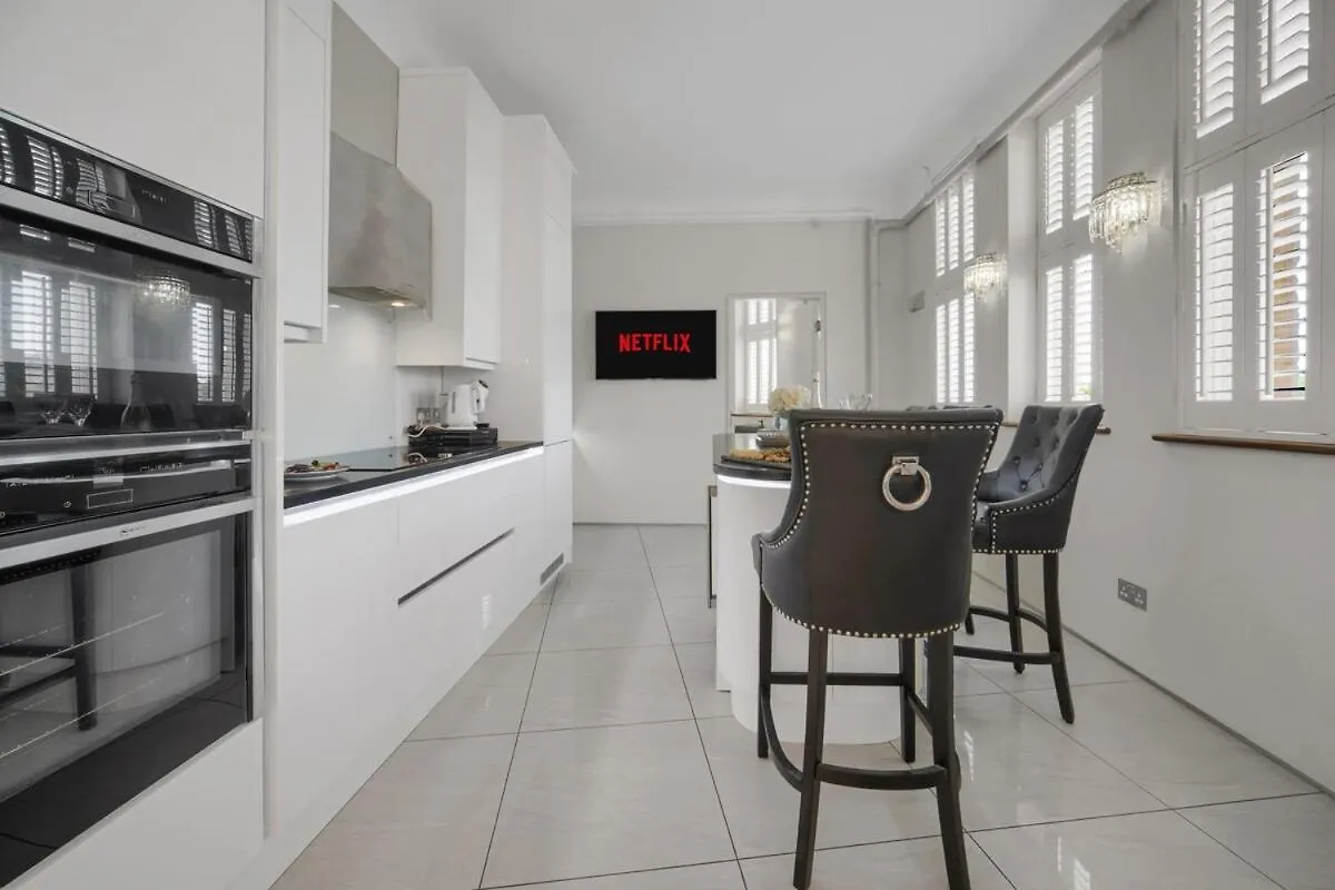 Apartment Luxury & Modern - Central - Beach Access - Wind St Swansea United Kingdom