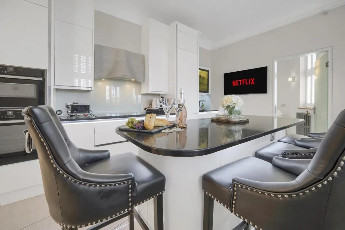 Apartment Luxury & Modern - Central - Beach Access - Wind St Swansea United Kingdom