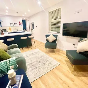 Gorgeous Newly Renovated 2 Double Bed Flat Apartment